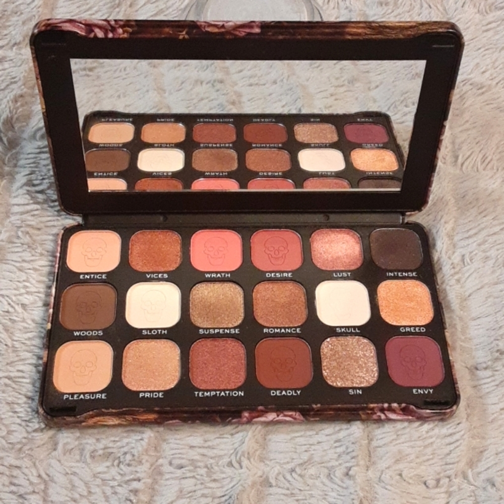 MAKEUP REVOLUTION FOREVER FLAWLESS DEADLY DESIRE EYESHADOW PALETTE